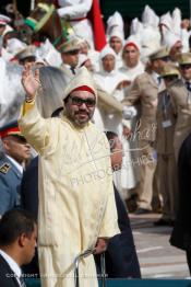 Image du Maroc Professionnelle de  SM Le roi Mohammed VI, accompagné par le prince héritier, Moulay Hassan ainsi que de son frère, le prince Moulay Rachid, salue la foule alors qu'il se trouvait dans une limousine lors d'une cérémonie d'allégeance marquant le 19e anniversaire de son accession au trône, au palais du roi à Tétouan, mardi 31 juillet 2018. (Photo / Abdeljalil Bounhar)